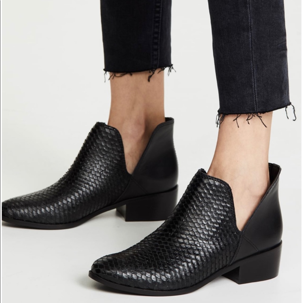 Kaanas black “Como” snake embossed booties size 7